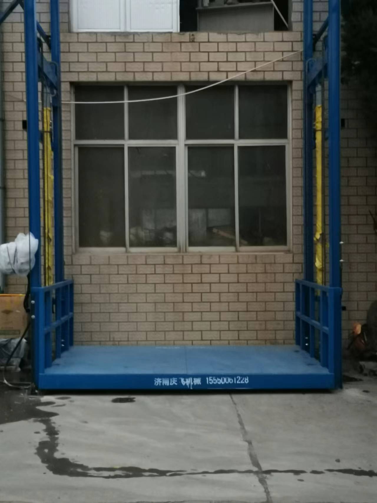 大噸位導(dǎo)軌式升降機